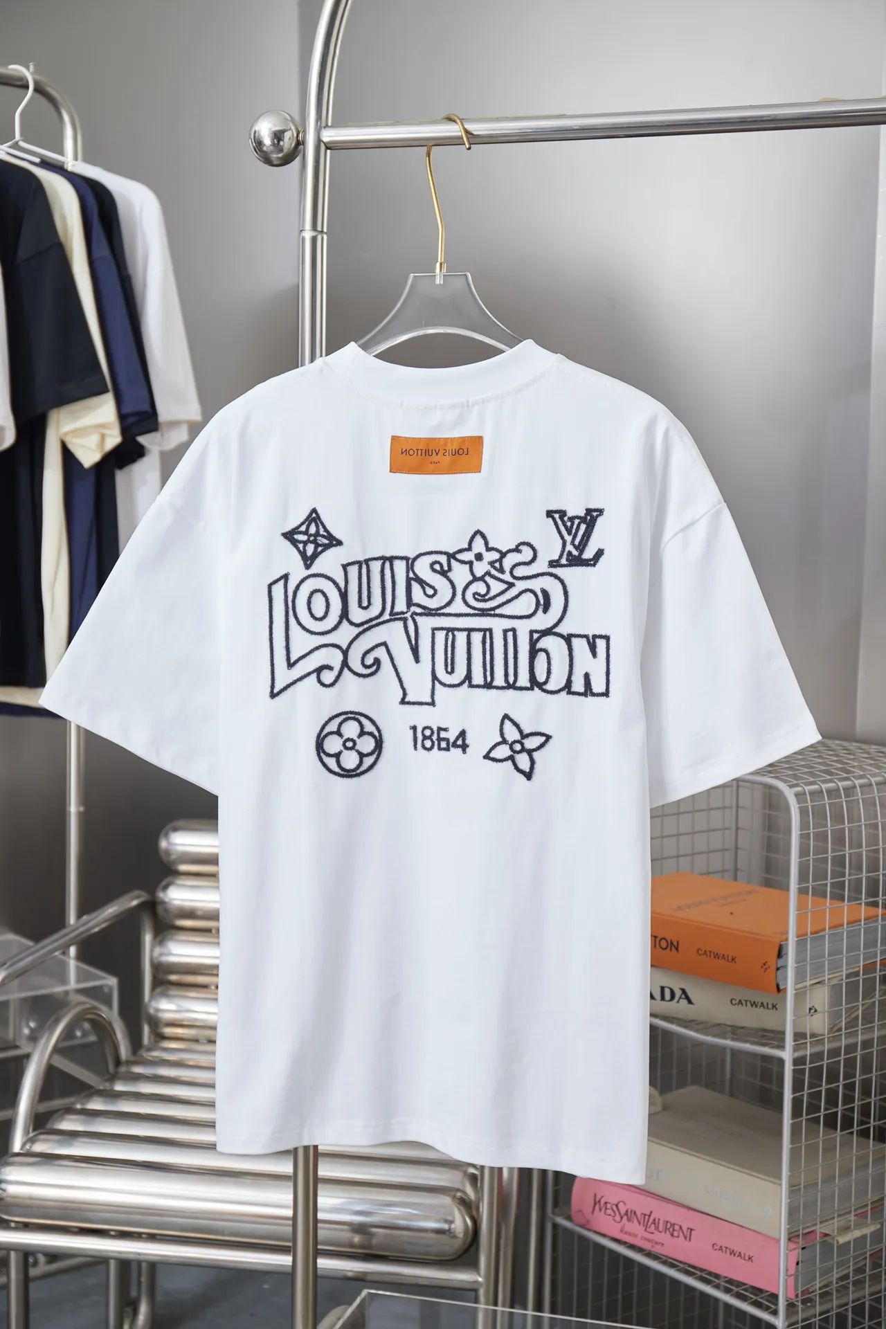 🅿️200 1V 25SS early spring new style short sleeves with embroidered letters, light luxury, a must-have item for daily commuting for men and women, correct version, welcome to compare, detailed features · 320g 100% pure cotton double yarn jersey fabric · Special thickened 32 pieces of double-strand 1X1 thread in the same vat custom dyeing · Imported Tajima machine rope embroidery letter logo · Double needle stitching cross-stitching process · Original main mark, washable tag, brand moisture-proof paper packaging Color: black/white Size: S/M/L/XL